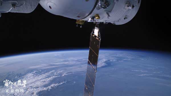 豆瓣8.6高分认证！《窗外是蓝星》以极致真实定义年度银幕奇迹