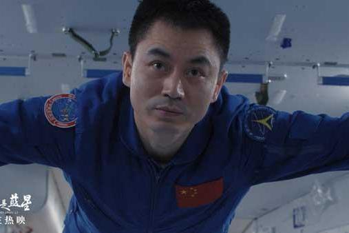 豆瓣8.6高分认证！《窗外是蓝星》以极致真实定义年度银幕奇迹