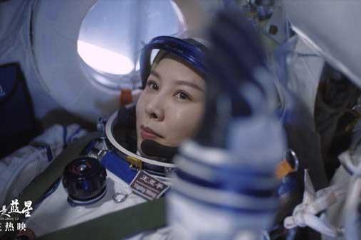 豆瓣8.6高分认证！《窗外是蓝星》以极致真实定义年度银幕奇迹