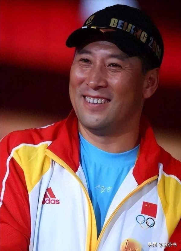 他曾培养92个世界冠军，卸任后去国外种榴莲成富商，如今子承父业