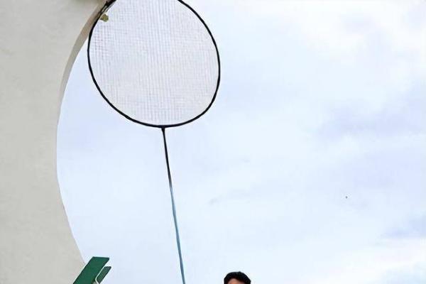 他曾培养92个世界冠军，卸任后去国外种榴莲成富商，如今子承父业