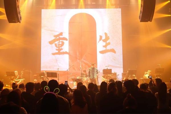 张潇鉴《重生》献礼抗战胜利纪念日 歌声诠释爱国情怀