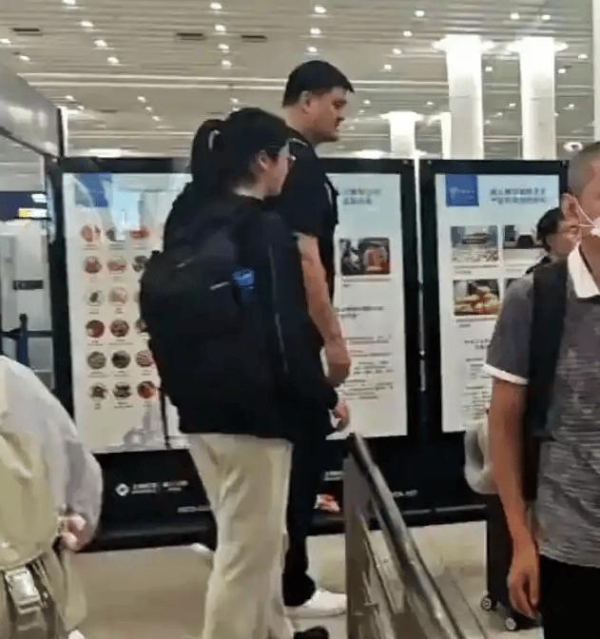 姚明父女机场同框，15岁女儿身高已超1米9，走在人群里完全是“巨人”！