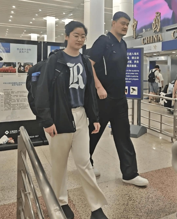 姚明父女机场同框，15岁女儿身高已超1米9，走在人群里完全是“巨人”！