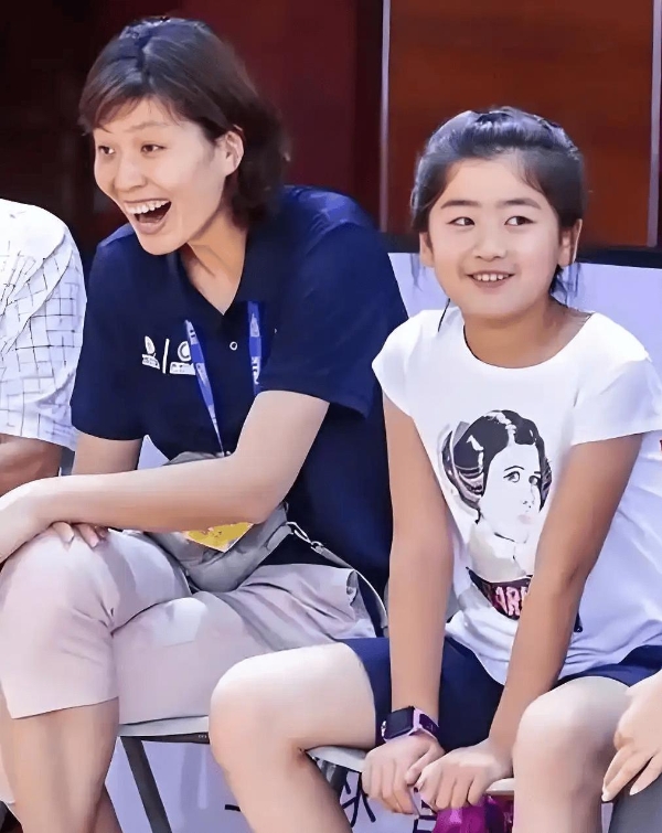 姚明父女机场同框，15岁女儿身高已超1米9，走在人群里完全是“巨人”！