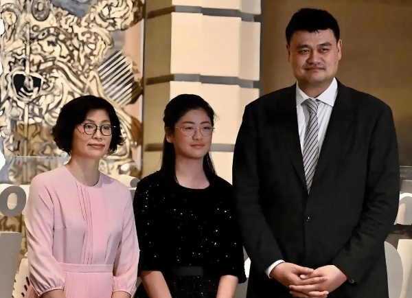 姚明父女机场同框，15岁女儿身高已超1米9，走在人群里完全是“巨人”！