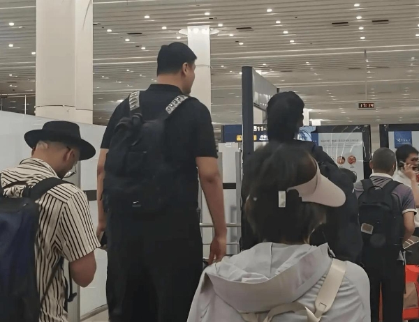 姚明父女机场同框，15岁女儿身高已超1米9，走在人群里完全是“巨人”！