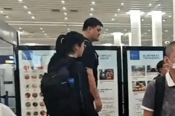 姚明父女机场同框，15岁女儿身高已超1米9，走在人群里完全是“巨人”！