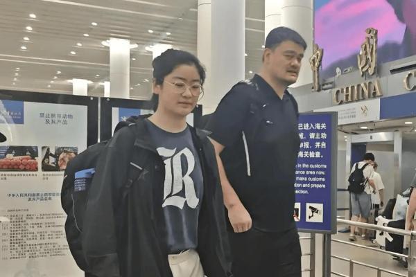 姚明父女机场同框，15岁女儿身高已超1米9，走在人群里完全是“巨人”！
