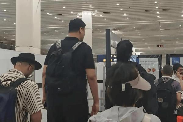 姚明父女机场同框，15岁女儿身高已超1米9，走在人群里完全是“巨人”！