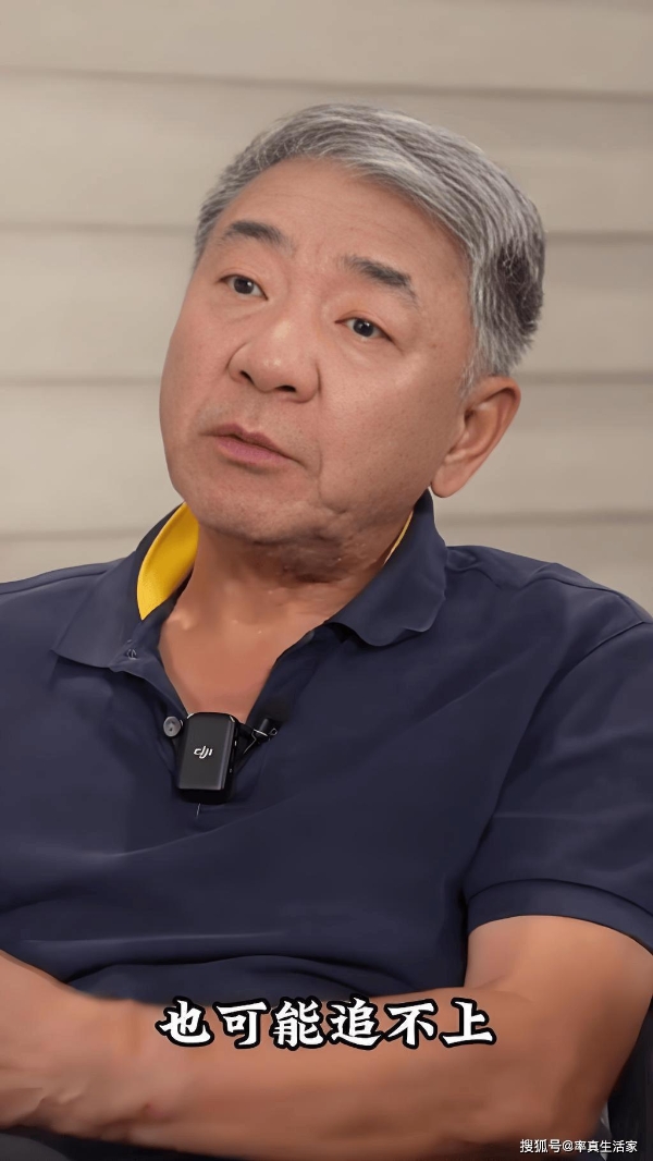 厦门偶遇剧组！郭京飞提着菜秒变“家庭煮夫”，宋茜百褶裙美成画