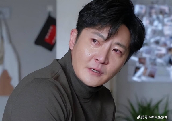 厦门偶遇剧组！郭京飞提着菜秒变“家庭煮夫”，宋茜百褶裙美成画