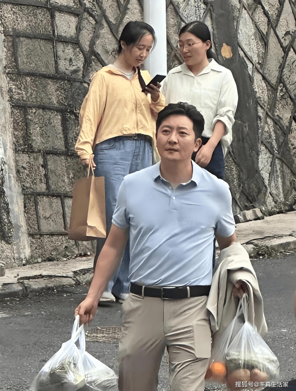 厦门偶遇剧组！郭京飞提着菜秒变“家庭煮夫”，宋茜百褶裙美成画