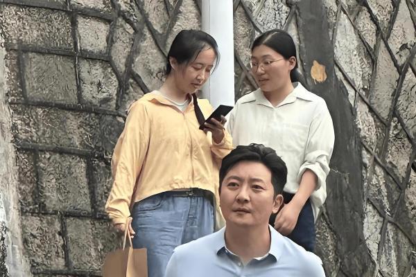 厦门偶遇剧组！郭京飞提着菜秒变“家庭煮夫”，宋茜百褶裙美成画