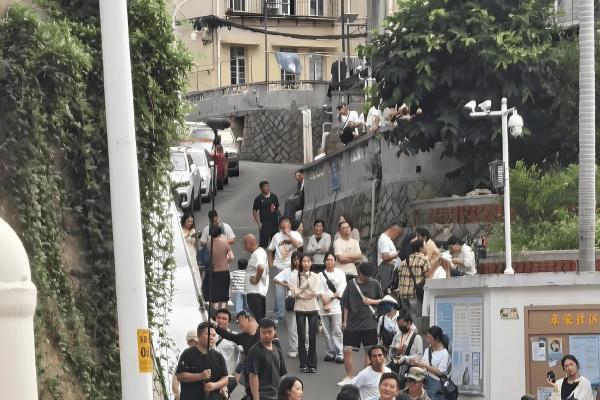 厦门偶遇剧组！郭京飞提着菜秒变“家庭煮夫”，宋茜百褶裙美成画