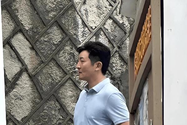 厦门偶遇剧组！郭京飞提着菜秒变“家庭煮夫”，宋茜百褶裙美成画