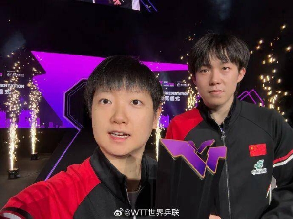 王楚钦将在下周重返世界第一，孙颖莎王楚钦冠军捧杯自拍合照发布