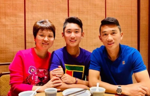 乒坛名将邬娜：嫁小5岁国脚丈夫生一子，儿子长大后成了网球名将