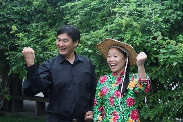大衣哥现身火车站送新兵，穿正装打扮帅气，曝商业出场费10万3首
