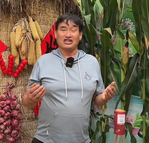 大衣哥现身火车站送新兵，穿正装打扮帅气，曝商业出场费10万3首