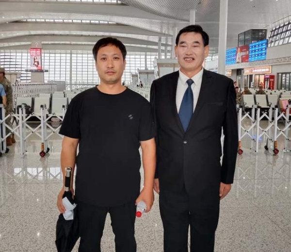 大衣哥现身火车站送新兵，穿正装打扮帅气，曝商业出场费10万3首