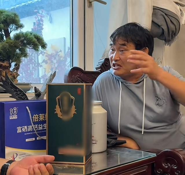 大衣哥现身火车站送新兵，穿正装打扮帅气，曝商业出场费10万3首