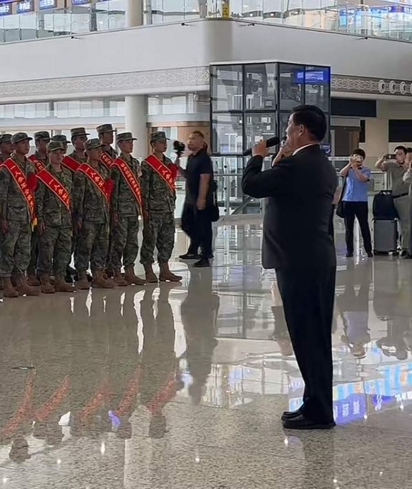 大衣哥现身火车站送新兵，穿正装打扮帅气，曝商业出场费10万3首