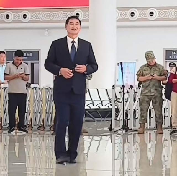大衣哥现身火车站送新兵，穿正装打扮帅气，曝商业出场费10万3首