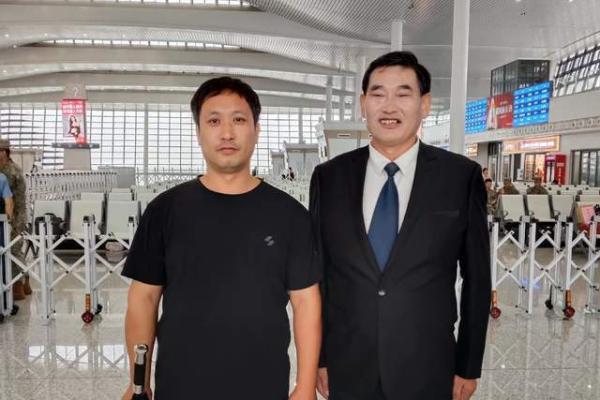 大衣哥现身火车站送新兵，穿正装打扮帅气，曝商业出场费10万3首