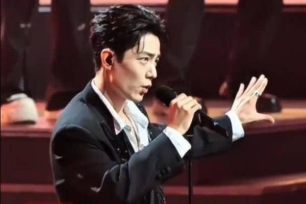 肖战西装亮相“湾区升明月”舞台，手持立麦隔空弹吉他
