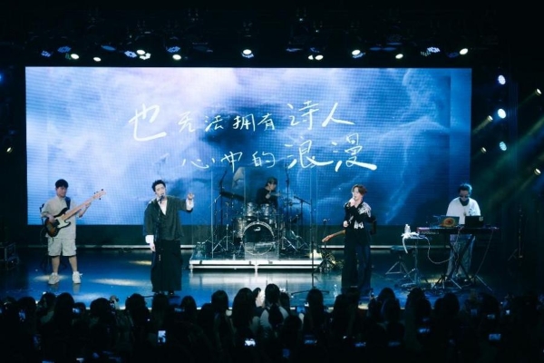 青柴文化签约灼海豚乐队与枯木逢春 深化原创音乐生态布局