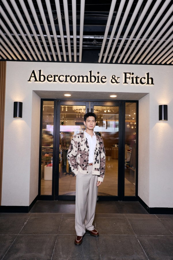 出发即出片 A&F Airlines快闪空间亮相三里屯 品牌代言人李现诠释摩登穿搭 