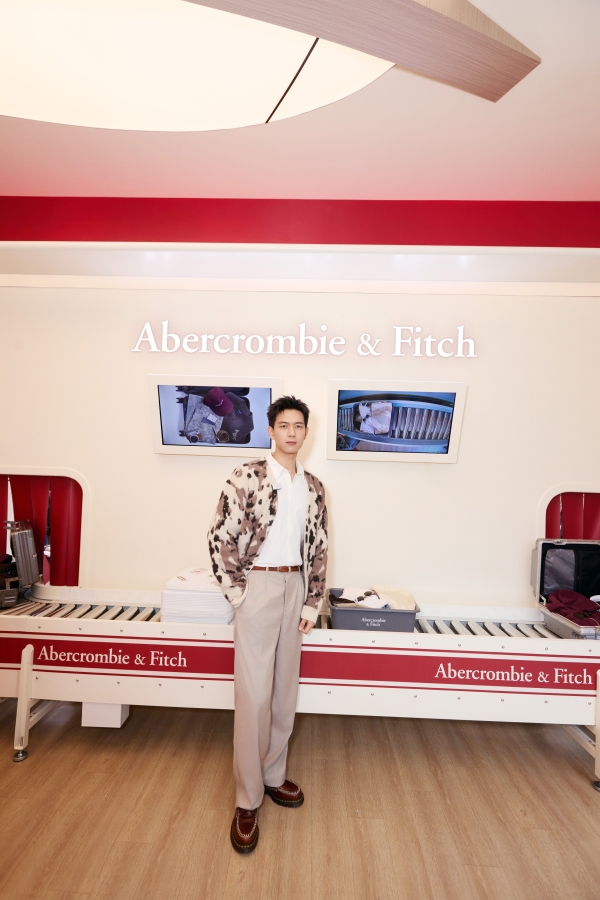 出发即出片 A&F Airlines快闪空间亮相三里屯 品牌代言人李现诠释摩登穿搭 