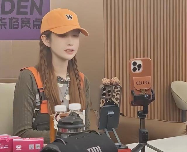 不和冠军抢嫁富豪，芦璐成绩普通却低调圈粉，嫁刘国正后羡煞旁人
