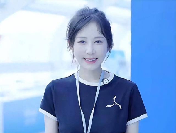 不和冠军抢嫁富豪，芦璐成绩普通却低调圈粉，嫁刘国正后羡煞旁人