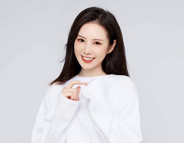 不和冠军抢嫁富豪，芦璐成绩普通却低调圈粉，嫁刘国正后羡煞旁人