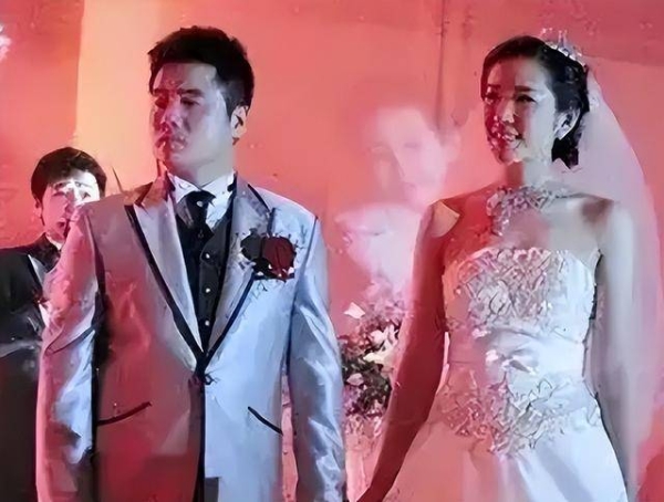 不和冠军抢嫁富豪，芦璐成绩普通却低调圈粉，嫁刘国正后羡煞旁人