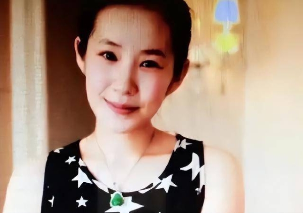 不和冠军抢嫁富豪，芦璐成绩普通却低调圈粉，嫁刘国正后羡煞旁人