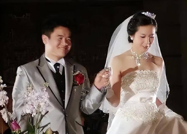 不和冠军抢嫁富豪，芦璐成绩普通却低调圈粉，嫁刘国正后羡煞旁人