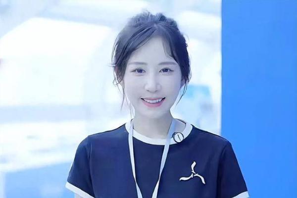 不和冠军抢嫁富豪，芦璐成绩普通却低调圈粉，嫁刘国正后羡煞旁人