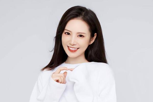 不和冠军抢嫁富豪，芦璐成绩普通却低调圈粉，嫁刘国正后羡煞旁人