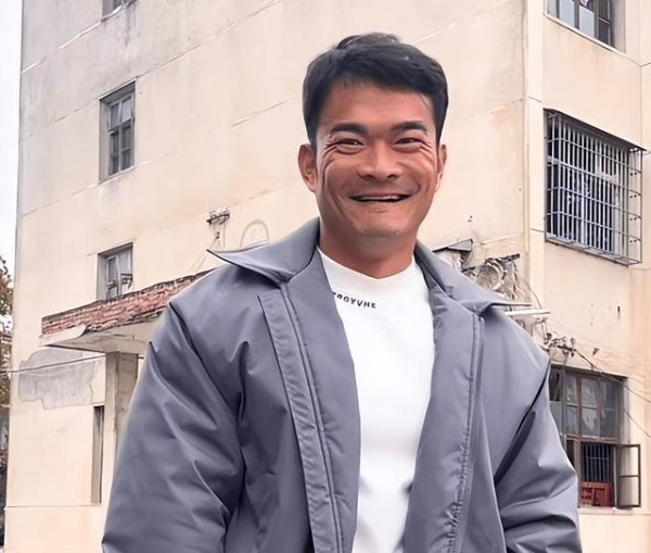 花1万当一天火锅店老板，李维刚赚7900，却被骂最不懂尊重的好人