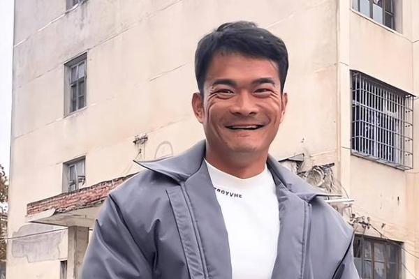 花1万当一天火锅店老板，李维刚赚7900，却被骂最不懂尊重的好人