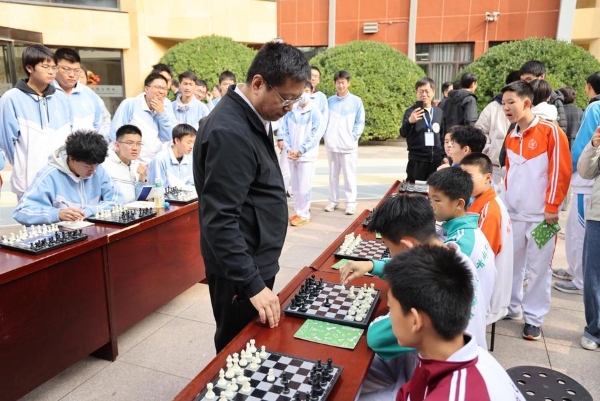 国际象棋“四进”活动走进首师大附中 感受独特运动魅力