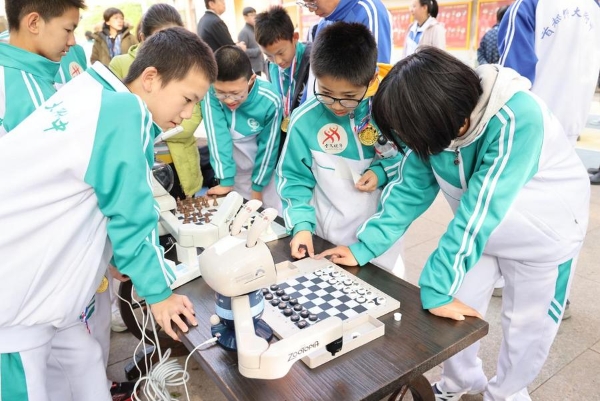 国际象棋“四进”活动走进首师大附中 感受独特运动魅力