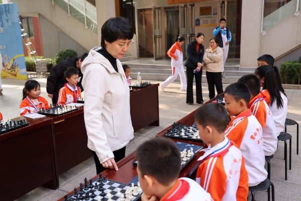 国际象棋“四进”活动走进首师大附中 感受独特运动魅力