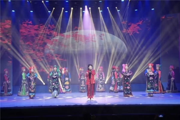 “我们的中国梦—文化进万家”乌兰图雅随中国文联文艺志愿服务团走进兴安盟科右中旗