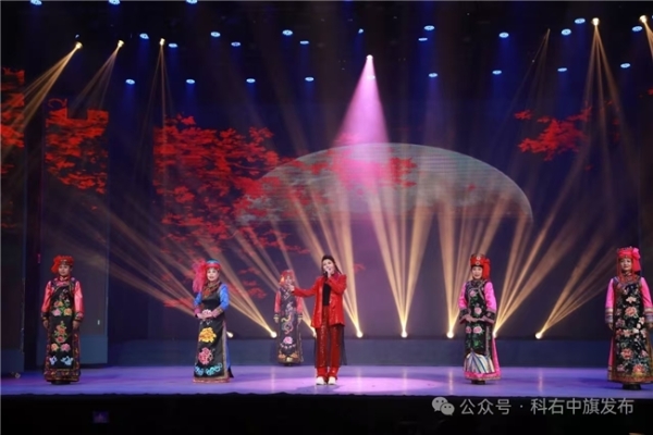 “我们的中国梦—文化进万家”乌兰图雅随中国文联文艺志愿服务团走进兴安盟科右中旗