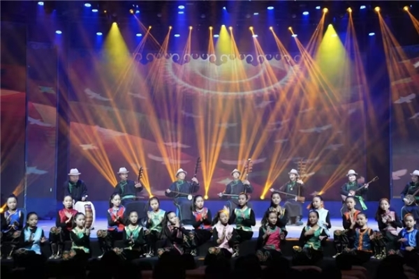 “我们的中国梦—文化进万家”乌兰图雅随中国文联文艺志愿服务团走进兴安盟科右中旗