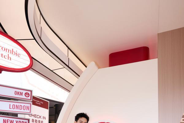 出发即出片 A&F Airlines快闪空间亮相三里屯 品牌代言人李现诠释摩登穿搭